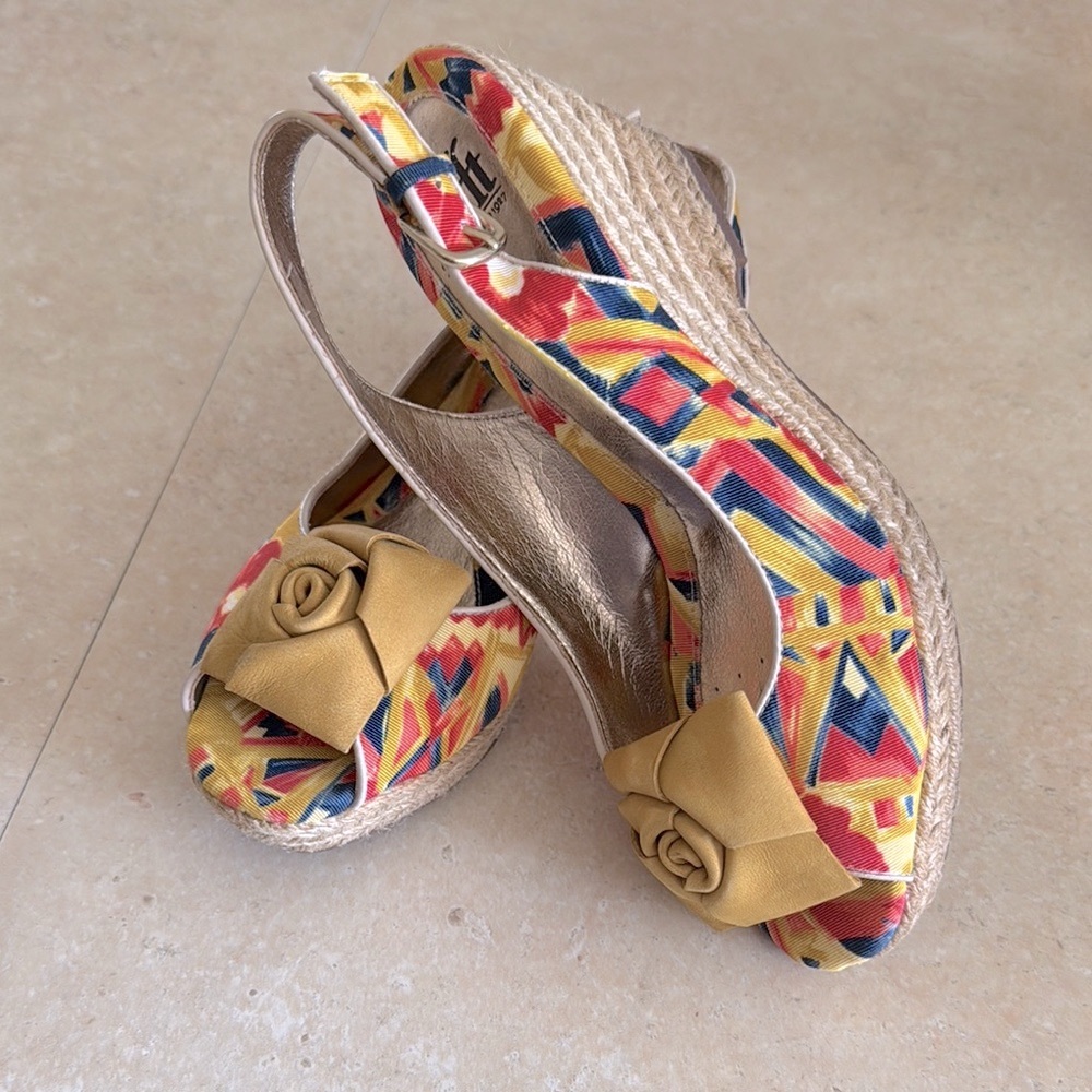 💥3/$12 SALE💥 Sofft Marcela wedges